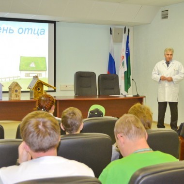 Ко Дню отца в Окружном кардиоцентре организовали конкурс скворечников Ко Дню отца в Окружном кардиоцентре организовали конкурс скворечников